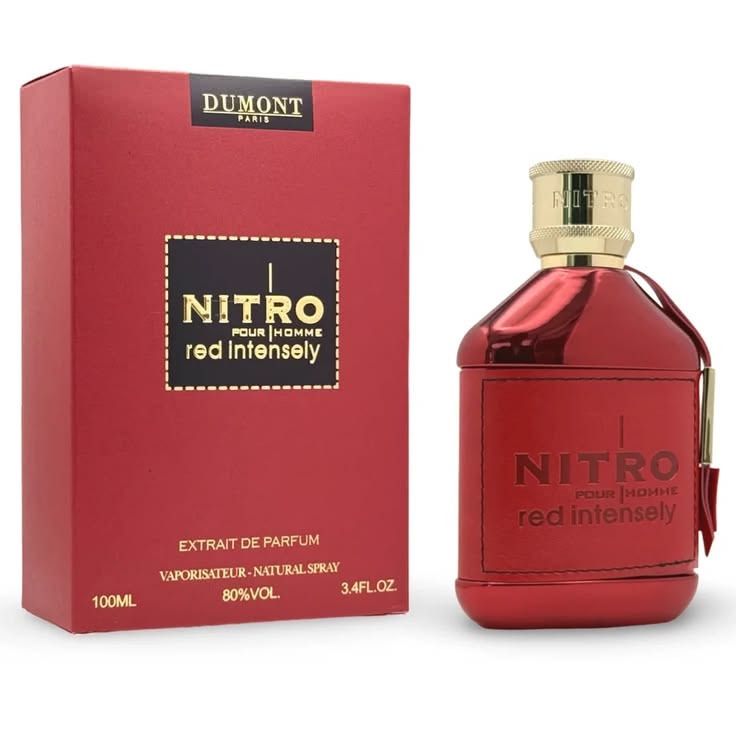 Hombre con traje aplicando perfume