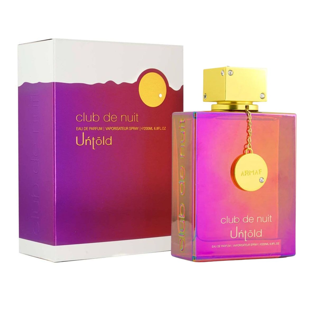 Pareja sosteniendo perfumes Mon Etoile France